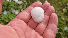 Otrokovice zasáhlo krupobití. Kroupy dosahovaly velikosti ping-pongových mík....
