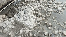 Otrokovice zasáhlo krupobití. Kroupy dosahovaly velikosti ping-pongových mík....
