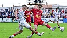 Michal Surzyn z Pardubic (vlevo) a Daniel Kosek z Chrudimi bhem odvety baráe