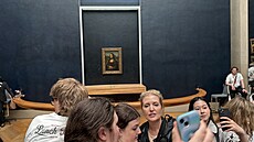 Dav u díla Mona Lisa v muzeu umní Louvre v Paíi