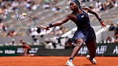 Coco Gauffová hraje forhend v osmifinále Roland Garros.
