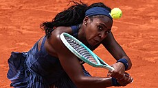Coco Gauffová se soustedí na míek v osmifinále Roland Garros.