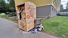 Nepo�ádek u kontejneru na textil na ulici Mohylová v Praze-Stod�lkách (18....