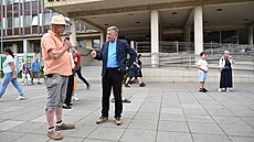 Happening proti zákazu �kolní akce, p�ed radnicí ve Vsetín�. Starosta Ji�í...