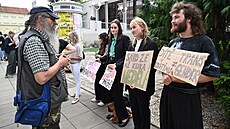 Happening proti zákazu �kolní akce, p�ed radnicí ve Vsetín� (�erven 2025)