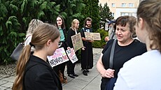 Happening proti zákazu �kolní akce, p�ed radnicí ve Vsetín� (�erven 2025)