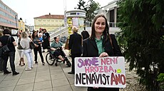 Happening proti zákazu �kolní akce, p�ed radnicí ve Vsetín� (�erven 2025)