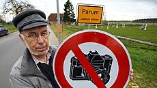 Cedule oznamující zákaz fotografování v malé vesnici na východ Nmecka. (5....