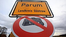 Cedule oznamující zákaz fotografování v malé vesnici na východ Nmecka. (5....