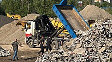 Ve firm na recyklaci odpadu zemel ptadvacetiletý mladík. (3. ervna 2025)