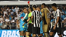 Neymar dostává �ervenou kartu v utkání Santosu s Botafogo.