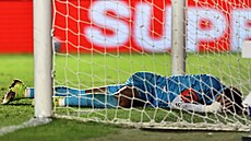 Úto�ník Santosu Neymar le�í na trávníku po zásahu do hlavy v utkání s Botafogo.