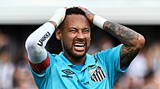Útoník Santosu Neymar se drí za hlavu v utkání s Botafogo.