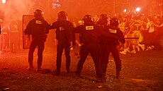 Oslavy vítzství PSG v Lize mistr se v ulicích zvrhly v násilnosti. (1. ervna...