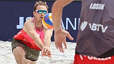 eský volejbalista Ondej Perui se natahuje po míi.