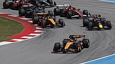 Oscar Piastri (dole) z McLarenu na �ele Velké ceny �pan�lska