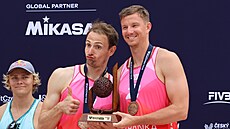 Ondej Perui a David Schweiner s ostravskou trofejí za tetí místo.