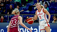 eská basketbalistka Petra Holeínská u míe v zápase s Lotyskem. Brání ji...