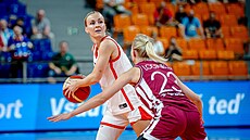 eská basketbalistka Petra Holeínská u míe v zápase s Lotyskem. Brání ji...