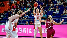 eská basketbalistka Petra Holeínská stílí na ko  Lotyska.