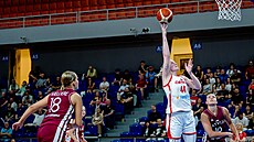 eská basketbalistka Julia Reisingerová zakonuje na lotyský ko.