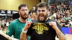 Daniel Křístek (v černém) a Vojtěch Patzel z Karviné se radují z titulu.