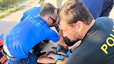 Fraktura lebky a poran�ní mozku. �e�tí policisté v �ecku zachránili �ivot mu�i,...