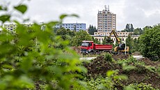 V nové tvrti v Jiín jsou poloené sít, postavené chodníky i komunikace,...