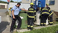 Hasii a policisté vyndali z kontejneru na sklo v Holýov tyi malá koata....