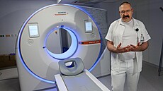 Pednosta Kliniky zobrazovacích metod FN Plze Jií Ferda pedstavil novinám...