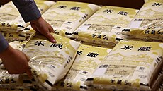 Doplování zásob v supermarketu Ito-Yokado v Tokiu (31. kvtna 2025)