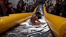 V kolumbijské vesnici promnili ulici na obí skluzavku