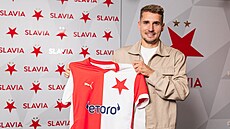 Michal Sadílek pózuje s dresem Slavie Praha.