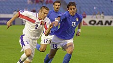 eský fotbalista Luká Doek v souboji s Franceskem Cocou z Itálie bhem finále...