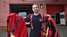 P�i zásahu ve vod� m�l Jind�ich �tefek na sob� speciální oblek a plovací vestu....