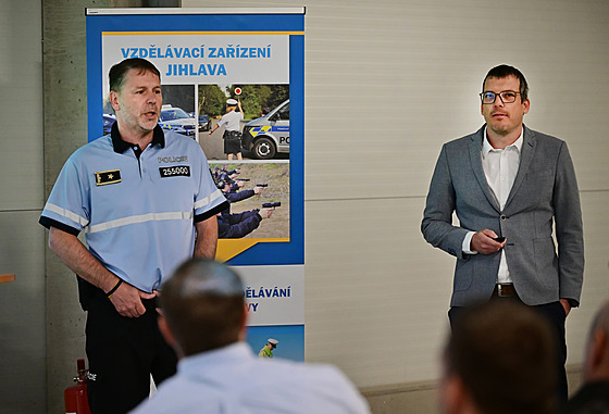 Vysok© školy představily u TřeštÄ syst©m na dálkov© zastavován­ uj­ždÄj­c­ch aut