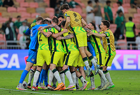 Australtí fotbalisté oslavují postup na mistrovství svta v roce 2026.