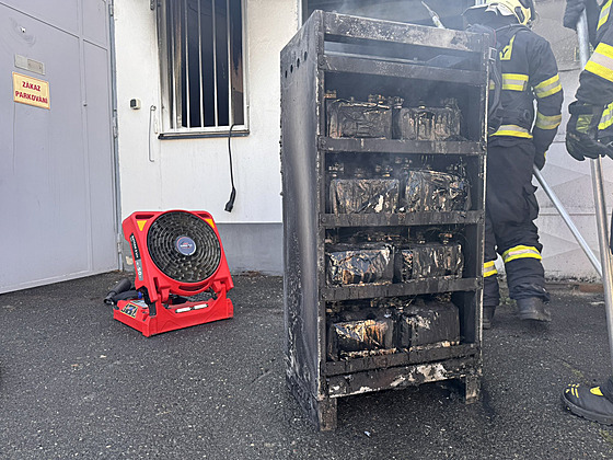 Shoelý bateriový box, který vytáhli ze skladu. Hasii ho následn uloili do...