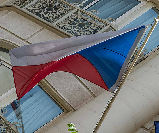 Česká vlajka vlající na budově teheránského velvyslanectví České republiky.