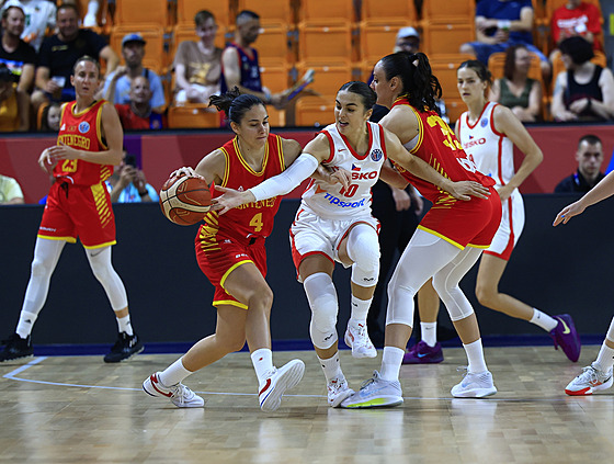 eská basketbalistka Elika Hamzová (uprosted v bílém) bhem úvodního zápasu...