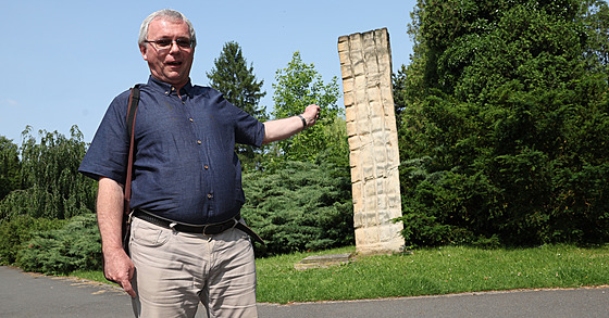 Historik Jaromír Poláek u menhiru od sochae Viléma Kocycha z roku 1998, který...