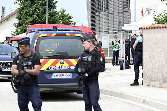 Francouztí etníci na míst incidentu ve mst Nogent, kde student zaútoil...