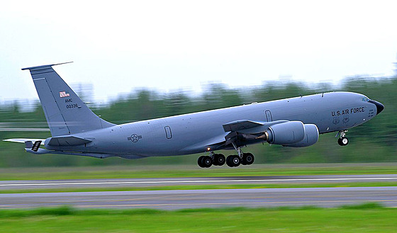 Letoun KC-135R-BN Stratotanker pouívaný k doplování paliva ve vzduchu (2....