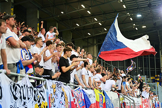etí fanouci na tribunách v Dunajské Stred.