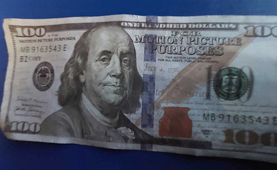 Napodobeniny bankovek amerického dolaru byly oznaené nápisem v anglitin, e...