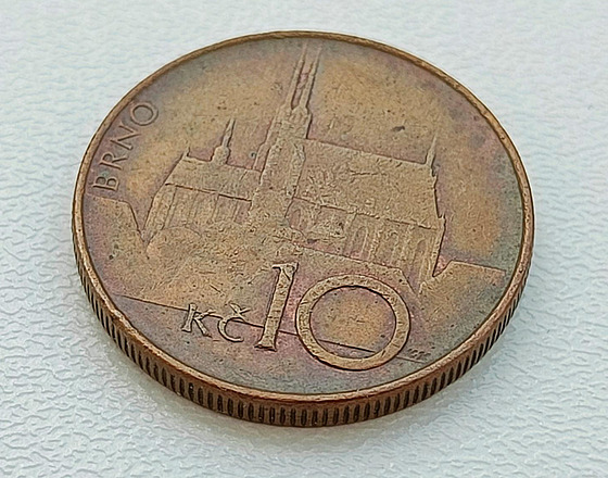 Za nkolik desítek tisíc korun se v aukci na serveru Aukro.cz prodala...