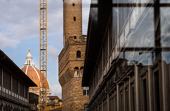 Pohled z okna galerie Uffizi smrem k Palazzo Vecchio a katedrále Duomo v...