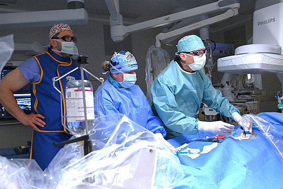 Profesor Táborský p�i výkonu na katetriza�ním sále