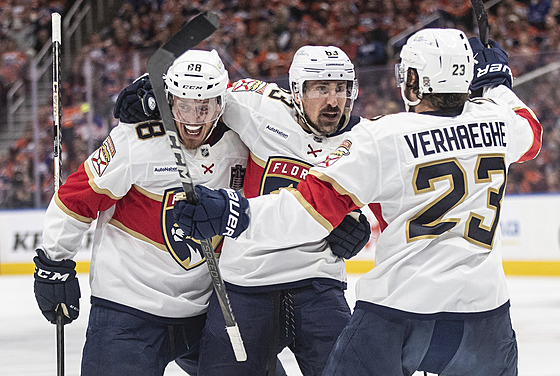 Zleva Nate Schmidt, Brad Marchand a Carter Verhaeghe se radují z branky Floridy.