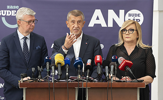 Tisková konference hnutí ANO. Na snímku Karel Havlíek, Andrej Babi a Alena...